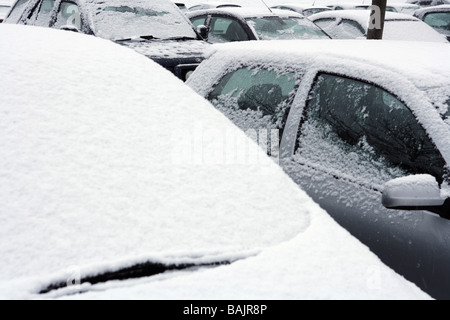 Geparkte Autos mit Schnee bedeckt Stockfoto