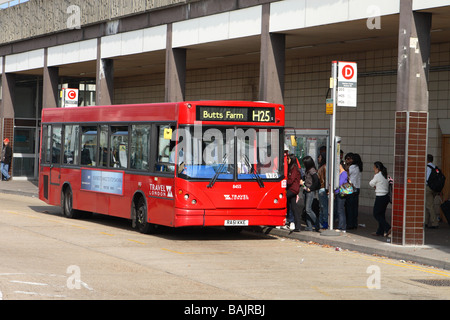 London Hatton Cross Busbahnhof am Flughafen Heathrow mit Bus-Service von Travel London Teil des National Express Group betrieben Stockfoto