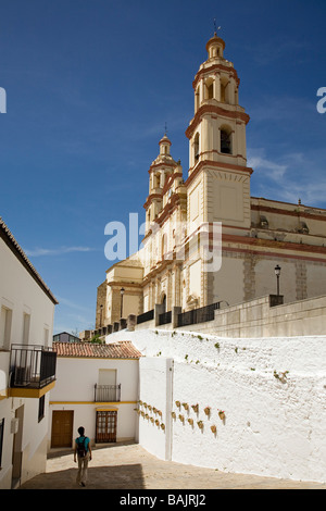 Typische Straße und Kirche von Nuestra Señora De La Encarnación in Olvera weißen Dörfer in Andalusien Sierra de Cadiz Stockfoto