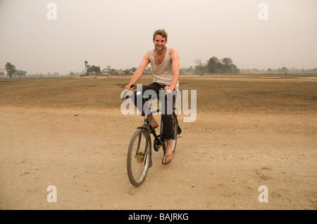 junge weiße männliche Fahrradtouren auf den Ebenen von Terai, nepal Stockfoto