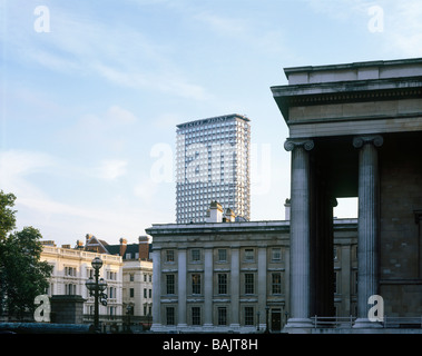 London, Vereinigtes Königreich, Richard Seifert, Mittelpunkt, Zentrum Punkt außen mit neoklassizistischen Gebäude im Vordergrund. Stockfoto