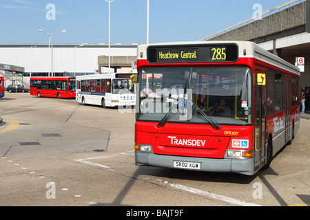 London Hatton Cross Busbahnhof am Flughafen Heathrow mit Bus-Service von Transdev betrieben Stockfoto
