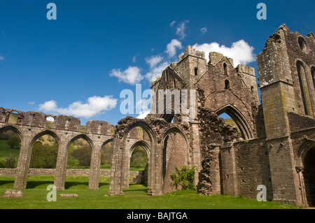 Llanthony Priory in den Black Mountains Brecon Beacons National Park South Wales an einem sonnigen Frühling April Tag Stockfoto