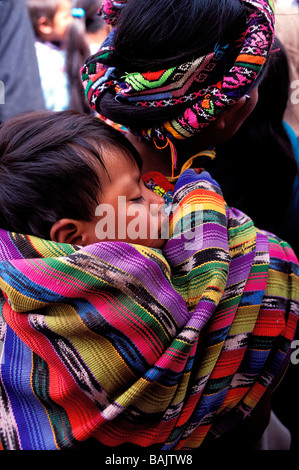 Guatemala, Quetzaltenango Abteilung, San Martin Sacatepequez, San Martin-Fiesta, Mutter und Kind Stockfoto