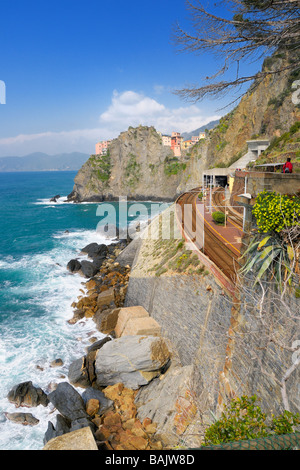 Blick von der Via del Amore (Via Amore) auf den Bahnhof und das kleine Dorf Manarola, Cinque Terre, Ligura, Italien. Stockfoto