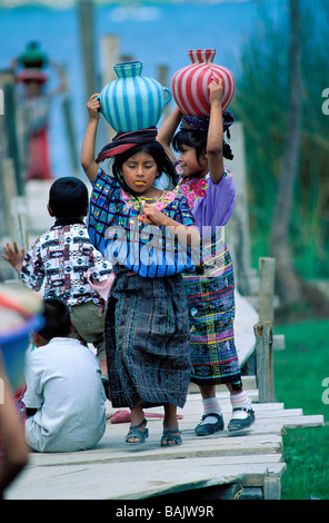 Guatemala, Huehuetenango Abteilung, Cuchumatanes, San Juan Atitan, Portrait eines Teenagers mit traditionellen outfit Stockfoto