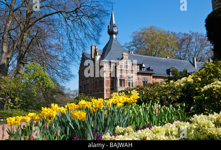 Der Schlossgarten von Groot-Bijgaarden ist ein beliebtes Touristenziel im Frühling in Belgien. Stockfoto