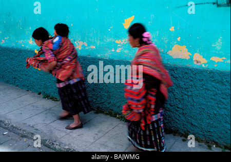 Guatemala, Huehuetenango Abteilung, Cuchumatanes, San Juan Atitan, Porträt von jungen Indianern Mam mit traditioneller Kleidung Stockfoto