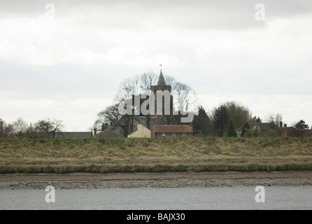 Str. Peters Kirche, West Lynn gesehen über den Fluss Great Ouse von King's Lynn, Norfolk. Stockfoto