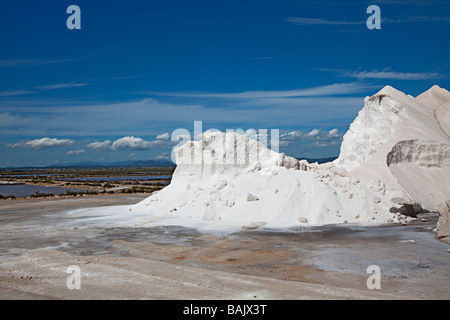 Salz-Heap vorbereitet kommerziell aus Pfannen im Hintergrund Salines de Llevant Mallorca Spanien Stockfoto