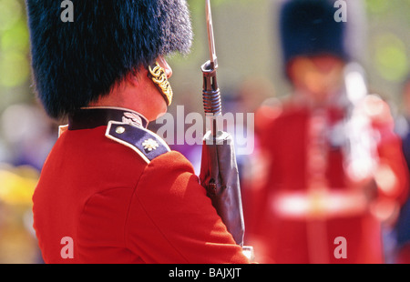 Gardist bei trooping die Farbe Zeremonie am Geburtstag der Königin auf der Mall London England Stockfoto