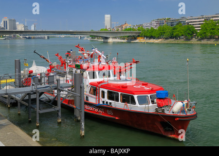 Eine Brandbekämpfung Schiff am Ufer des Rheins in Basel, Basel-Stadt, Schweiz. Stockfoto
