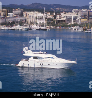 Eleganz 64 (20 m) - Luxus Superyacht unterwegs für Palma International Boat Show 2009, Palma De Mallorca Spanien. Stockfoto