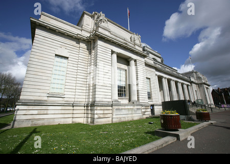 Stadt von Cardiff, Südwales. Kolonnaden Haupteingang zum National Museum Cardiff. Stockfoto