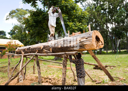 Grube Sägen ein Protokoll am Flugfeld, Malawi, Afrika Stockfoto