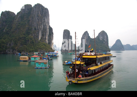 Schwimmendes Dorf in Ha Long Bay Vietnam Stockfoto