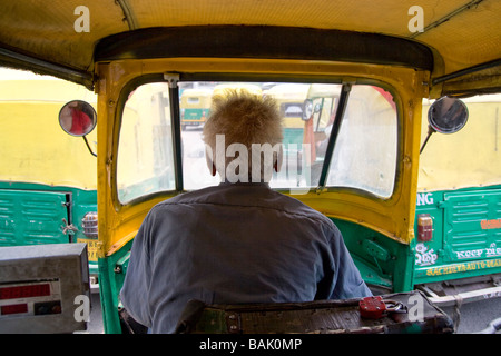 Indien-Delhi die Sicht von innen ein Tuk-Tuk auch bekannt als Auto Ricksha im überfüllten Verkehr Stockfoto