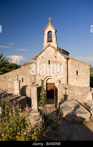 Frankreich, Vaucluse, Sankt Pantaleon Kirche aus dem 12. Jahrhundert mit einer Fels-Nekropole Stockfoto