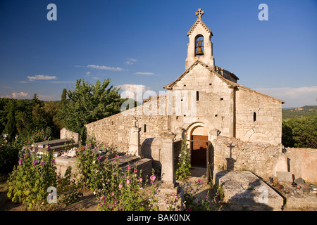 Frankreich, Vaucluse, Sankt Pantaleon, Kirche aus dem 12. Jahrhundert mit einer Fels-Nekropole Stockfoto