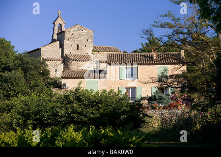 Frankreich, Vaucluse, Sankt Pantaleon, Kirche aus dem 12. Jahrhundert mit Nekropole rock Stockfoto