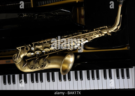 Alt-Saxophon liegend auf einem Grand piano Stockfoto