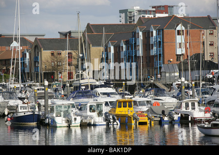 Stadt von Swansea, Wales. Freizeitboote in South Dock von Swansea Marina im Herzen von regenerierten Seeviertel. Stockfoto