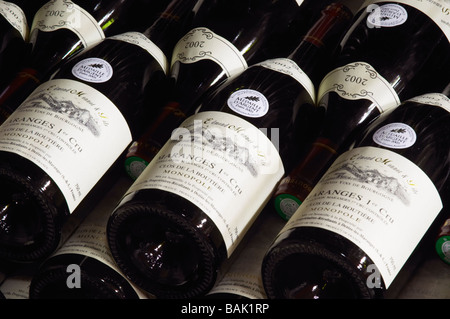 Haufen von Flaschen Maranges 1er Cru Clos De La Boutiere 2002 Dom e Monnot & f Santenay Côte de Beaune Burgund Frankreich Stockfoto