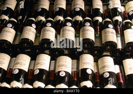 Haufen von Flaschen Maranges 1er Cru Clos De La Boutiere 2002 Dom e Monnot & f Santenay Côte de Beaune Burgund Frankreich Stockfoto