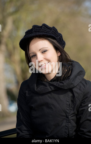 Junge Brünette Mädchen eingepackt gegen die Kälte tragen eine Wollmütze im Freien im winter Stockfoto