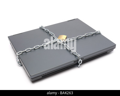 Geschlossene Laptop mit Metall-Kette umwickelt und mit Schuss über weißen Vorhängeschloss verriegelt Stockfoto