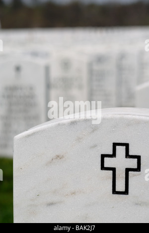 Lange Reihen von Grabsteinen der Veteranen auf dem Nationalfriedhof von Alleghenies, Bridgeville, Pennsylvania. Stockfoto