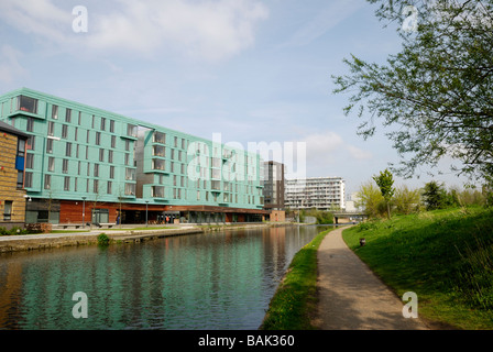 Mile End Park Regents Canal und Teil des Queen Mary College Mile End London zeigen Stockfoto