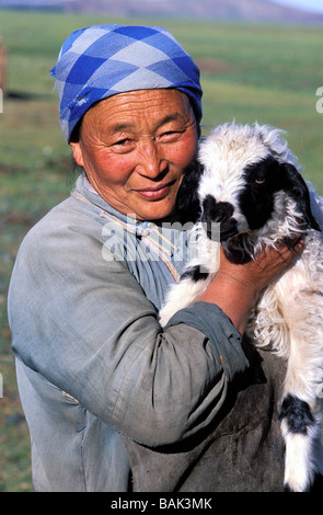 Mongolei, Provinz Arkhangai, Bildnis einer Frau mit einer jungen Ziege Stockfoto
