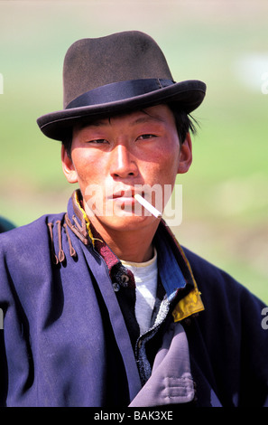 Mongolei, Provinz Arkhangai, Porträt eines jungen Nomad Rauchen einer Zigarette Stockfoto