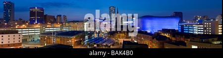 Panorama-Bild von Birmingham City Centre in der Nacht mit Selfridges, St.-Martins Kirche & Rotunde, West Midlands, England, UK Stockfoto