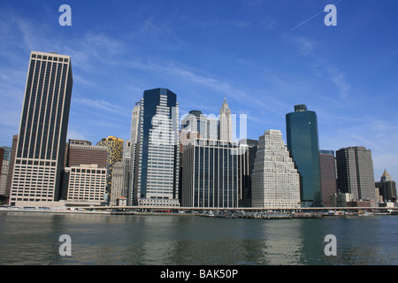 Lower Manhattan Skyline entlang des East River. Stockfoto