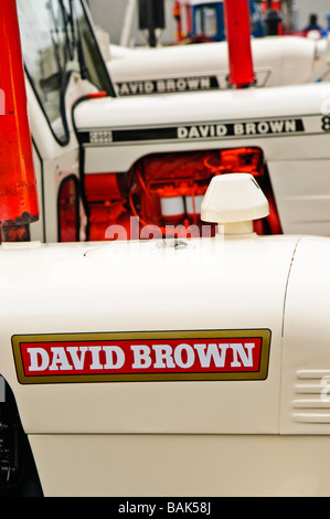 Drei David Brown Traktoren hintereinander auf dem Bauernhof. Stockfoto