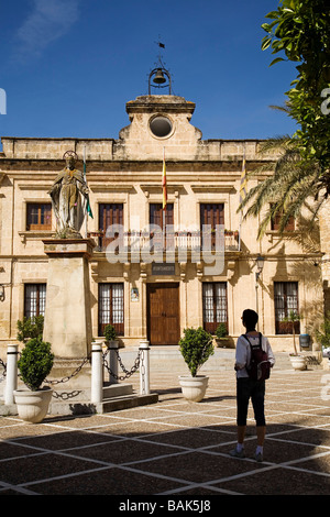 Platz und das Rathaus im weißen Dorf von Bornos Sierra Cadiz Andalusien Spanien Stockfoto