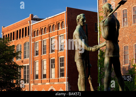 Statue von James Robertson und John Donelson am Cumberland River in Downtown Nashville. Stockfoto