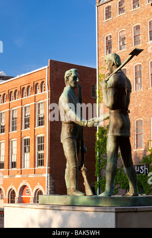 Statue von James Robertson und John Donelson am Cumberland River in Downtown Nashville. Stockfoto