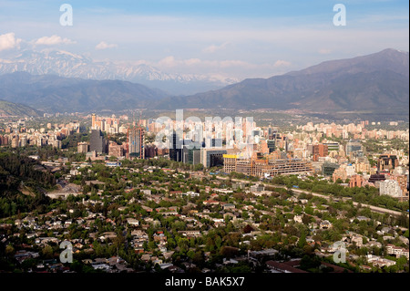 Chile, Santiago de Chile, die Stadt und Sanhatan Geschäftsviertel von Cerro Christobal mit der Anden Moutain Range in gesehen Stockfoto