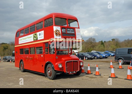 Dreiviertel Vorderansicht des SLT 56 London Transport Museum s RM 1 AEC Routemaster gesehen hier bei Cobham Bus Museum Annual Stockfoto