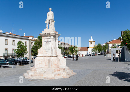 Dom Pedro V Square in Castelo de Vide, Portugal. Dom Pedro V Statue mit Sao Joao Baptista Kirche in den Rücken. Stockfoto