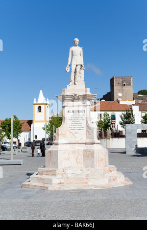 Dom Pedro V Square in Castelo de Vide, Portugal. Dom Pedro V Statue mit dem Schloss und Sao Joao Baptista Kirche in den Rücken. Stockfoto