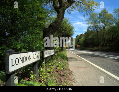 Die A3 von London nach Portsmouth Road in Hindhead Surrey England UK. Vor dem Tunnel Verzweigung. April 2009 Stockfoto