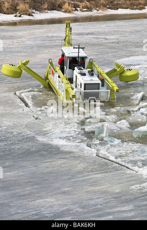 Amphibex Icebreaker Maschine Eis aufbrechen Staus auf den Red River in der Nähe von Selkirk, Manitoba, Kanada. Stockfoto