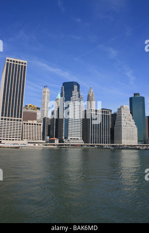 Lower Manhattan Skyline entlang des East River. Stockfoto