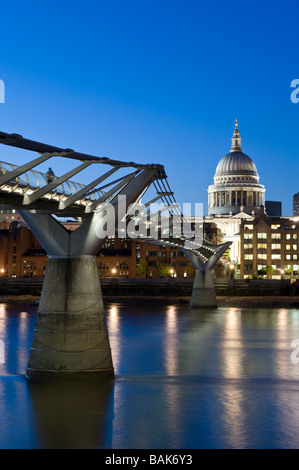 St Pauls Cathedral, die Millennium Bridge und die Themse bei Nacht, London, England, UK