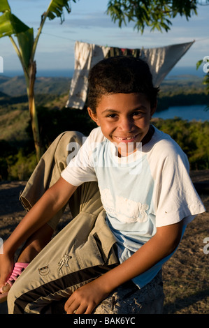 Dunkel-enthäutete grinsende junge Neugierige werden Madagaskar-Afrika Stockfoto