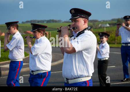 Die Abtei Star Flute Band (evangelisch/Loyalist/Orange) aus Kilwinning auf der Parade in Dalry, Ayrshire, Schottland. Stockfoto